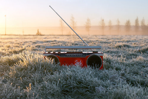 Punainen radio jäätyneellä nurmella.