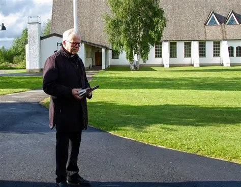 Pastori Heikki Rainio Sallan kirkon edustalla