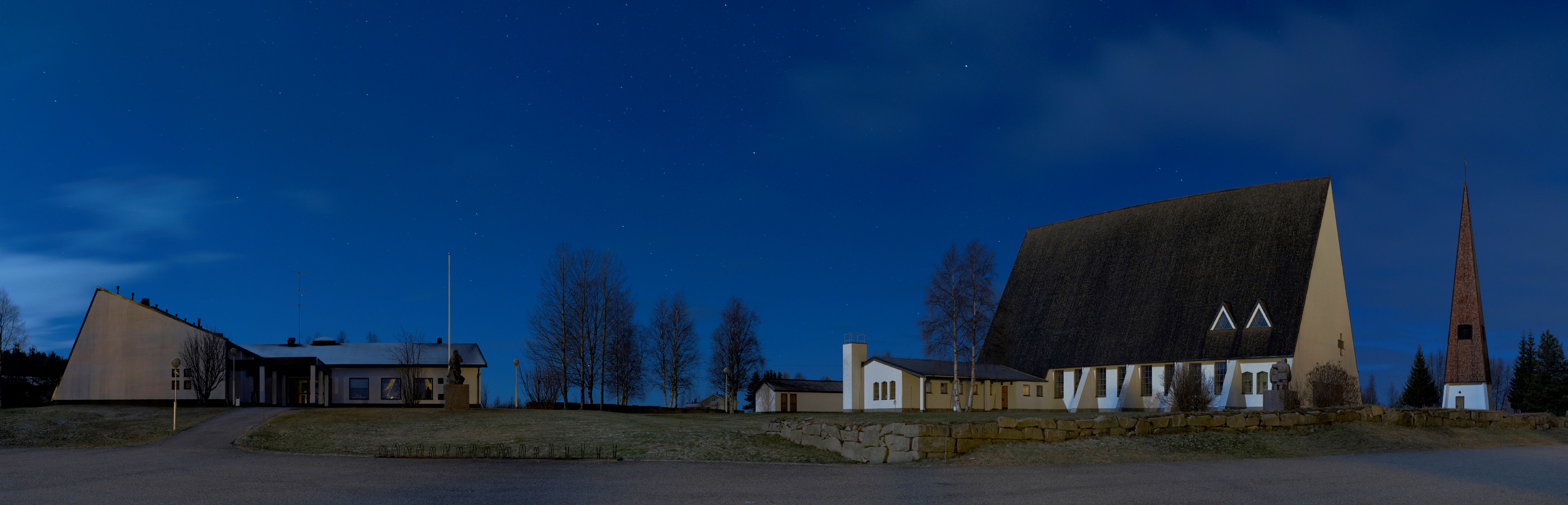 Sallan kirkko kuutamossa. Kuva Antti Kettunen.