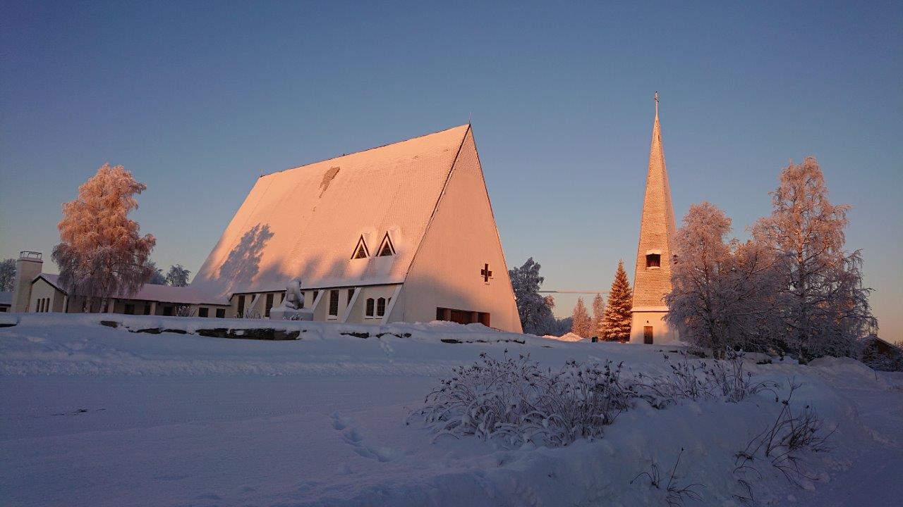 Sallan kirkko on avoinna hiljaisella viikolla Sallan kirkko talven ilta-auringossa
