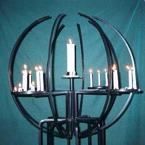 Kuvassa lähetyskynttelikkö palavilla kynttilöillä